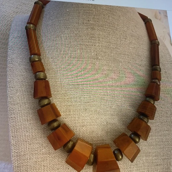 - Vintage Bakelite Necklace. Amber Coloring. - Picture 2 of 2